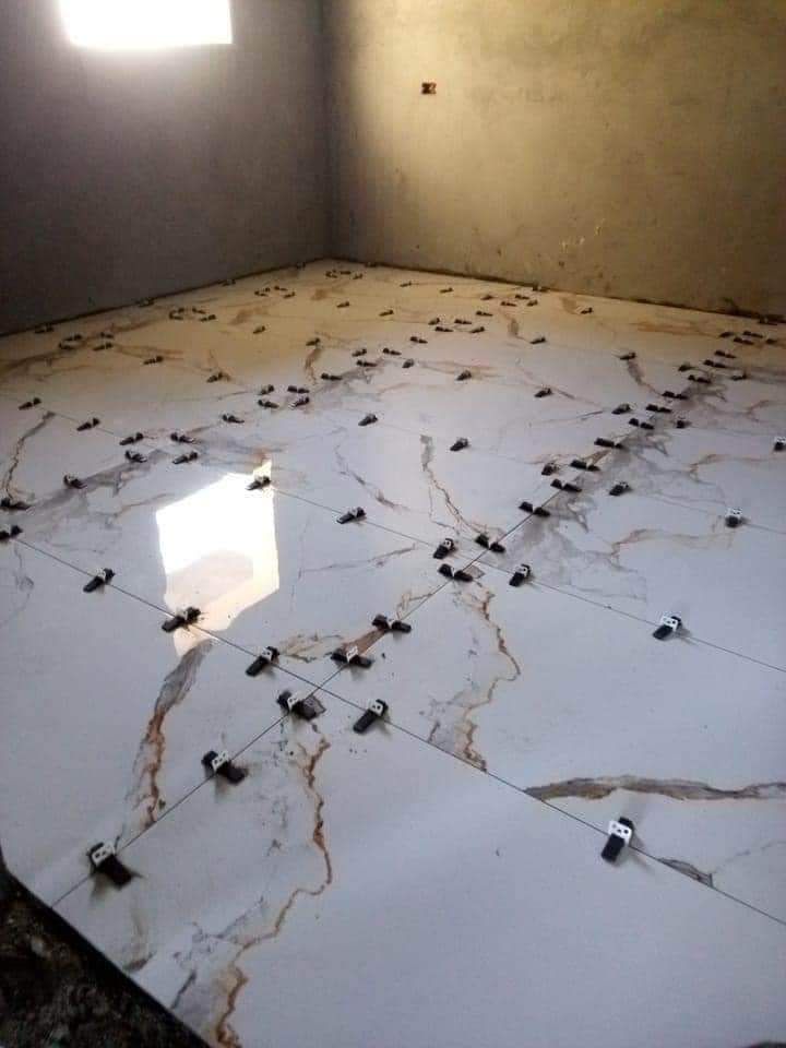 مبلط سيراميك بريده