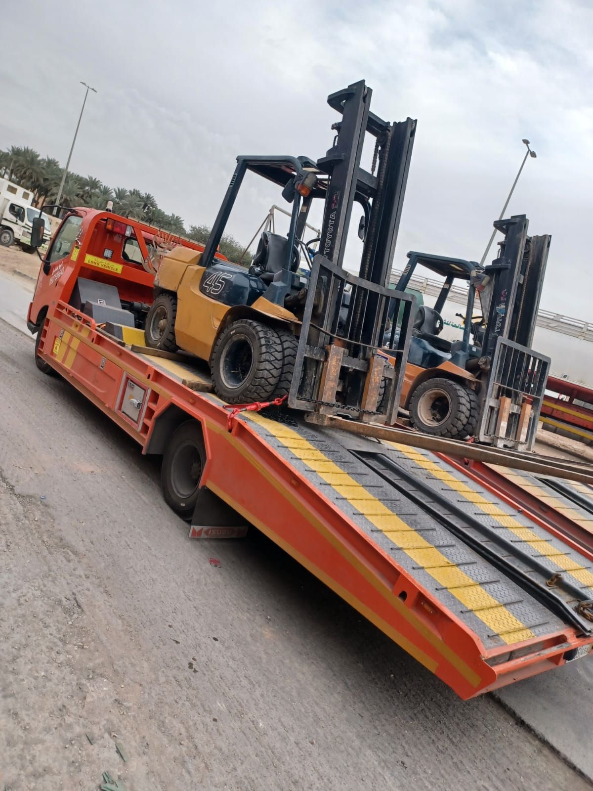 تأجير رافعات شوكيه ونقل المعدات والسيارات