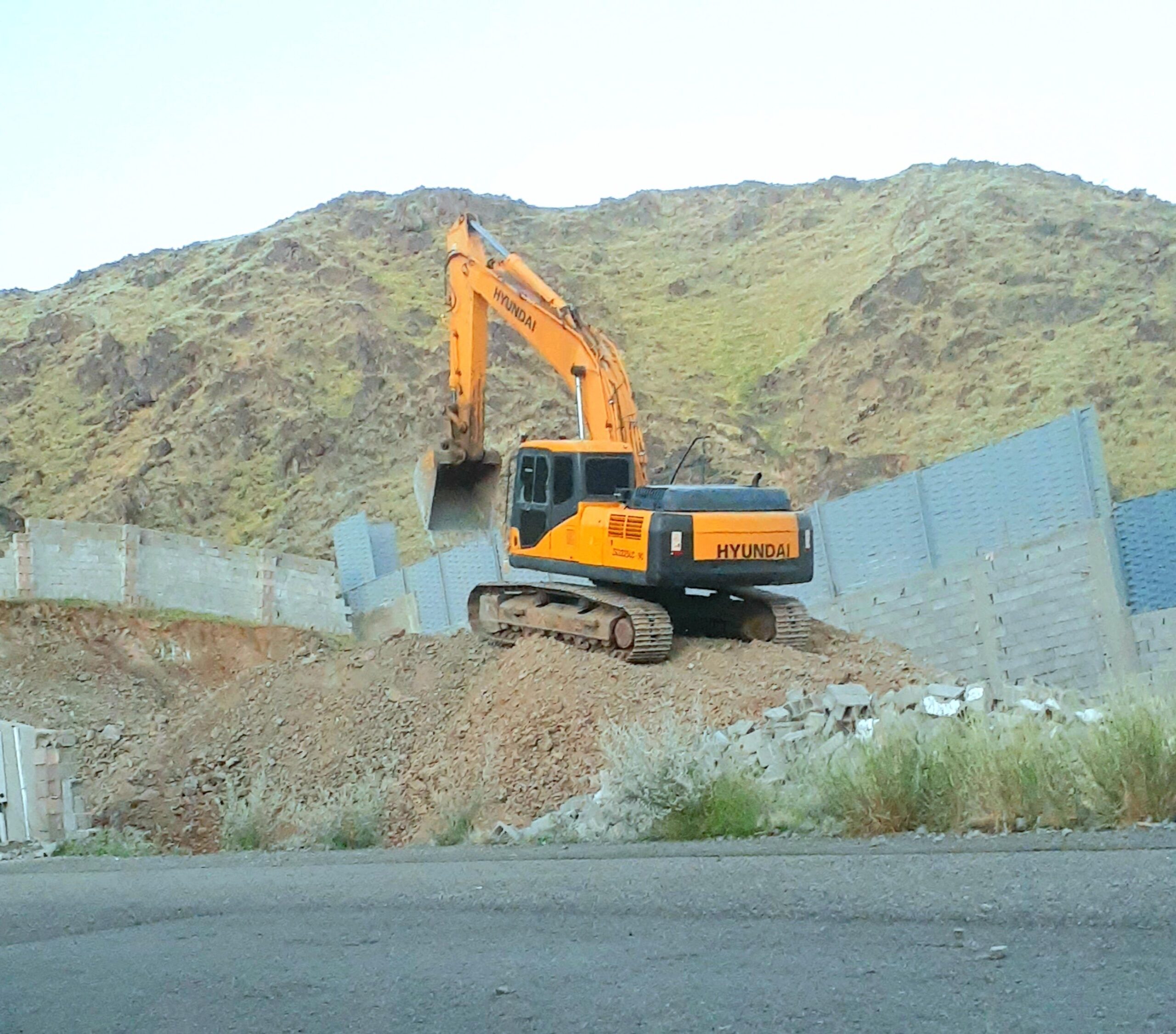 بوكلين للايجار لصق الاراضي وبنا الحجر