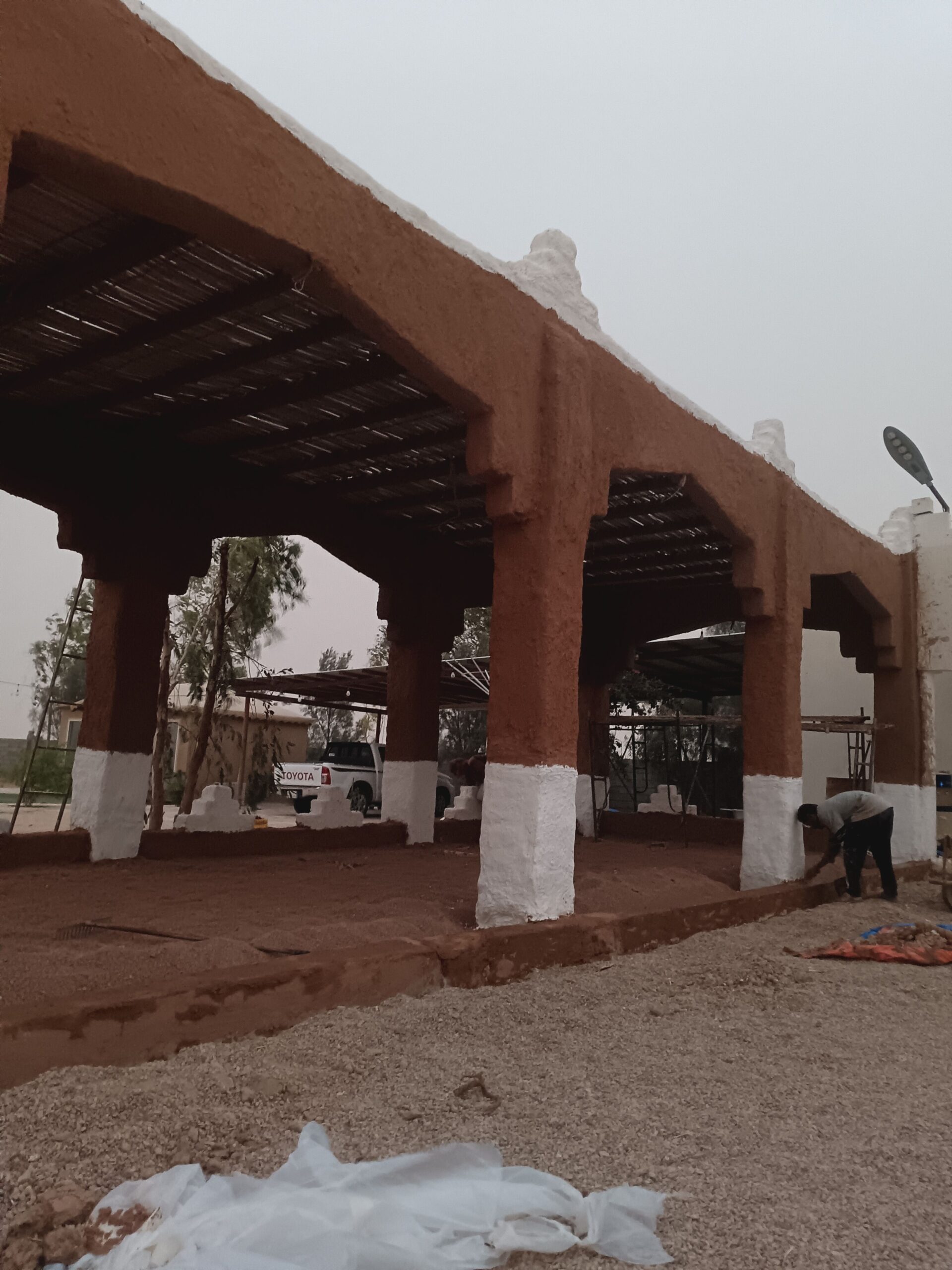 تسوير المزارع والأراضي البيضاء وتركيب شبوك الملاعب