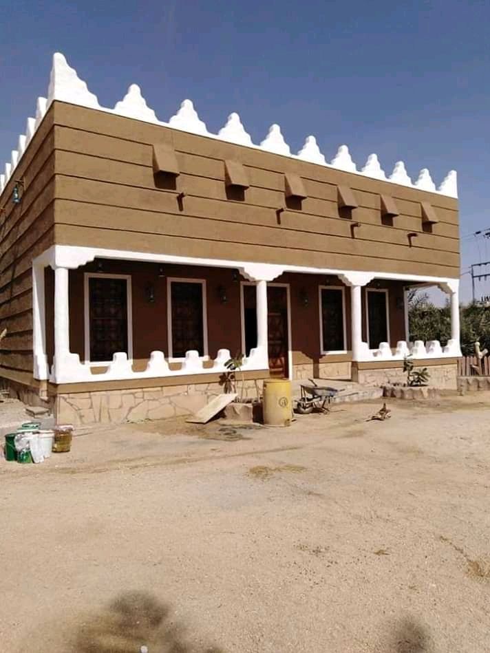 تسوير المزارع والأراضي والملاعب وتوريد وزراعة النخ