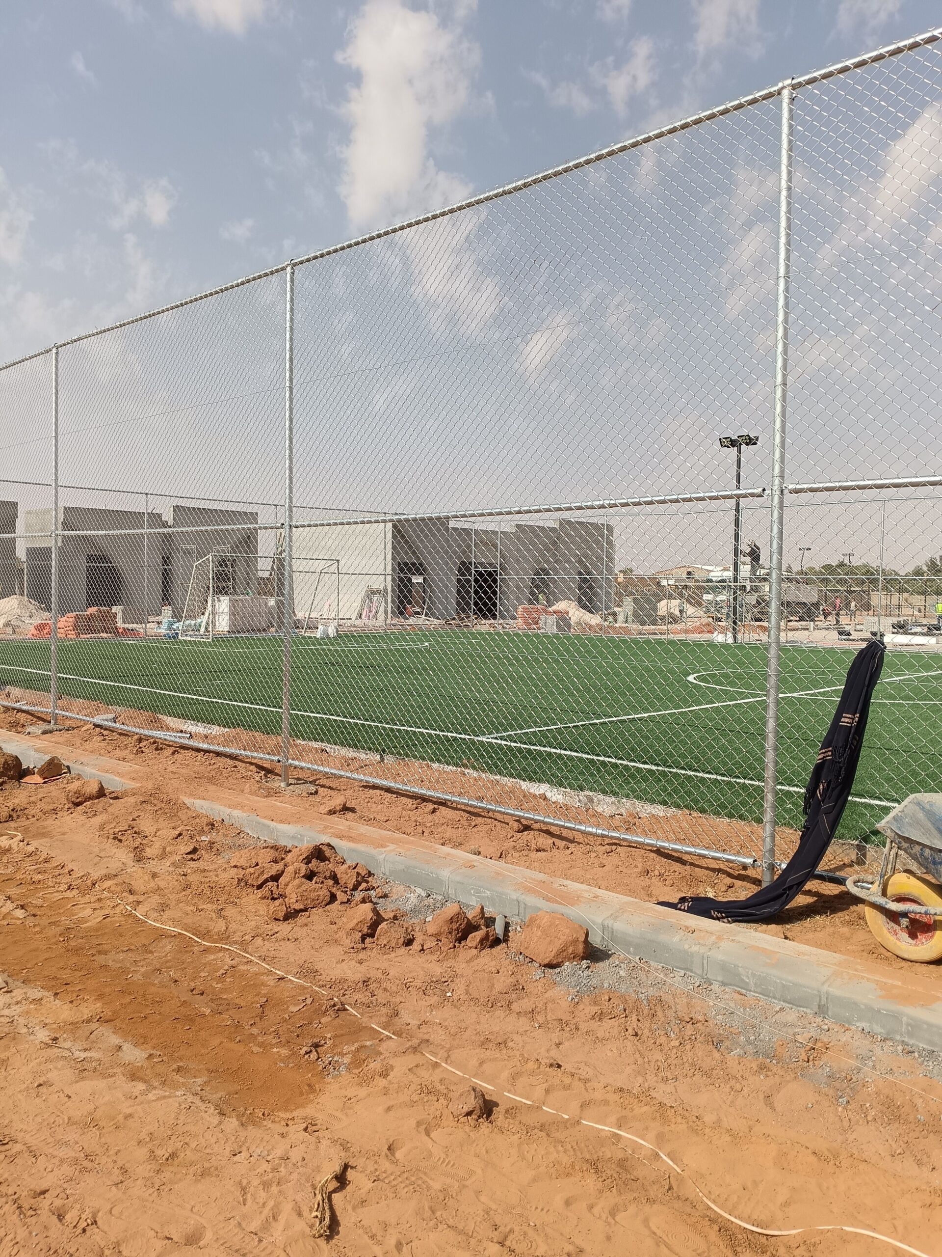 تسوير المزارع والأراضي والملاعب وتوريد وزراعة النخ