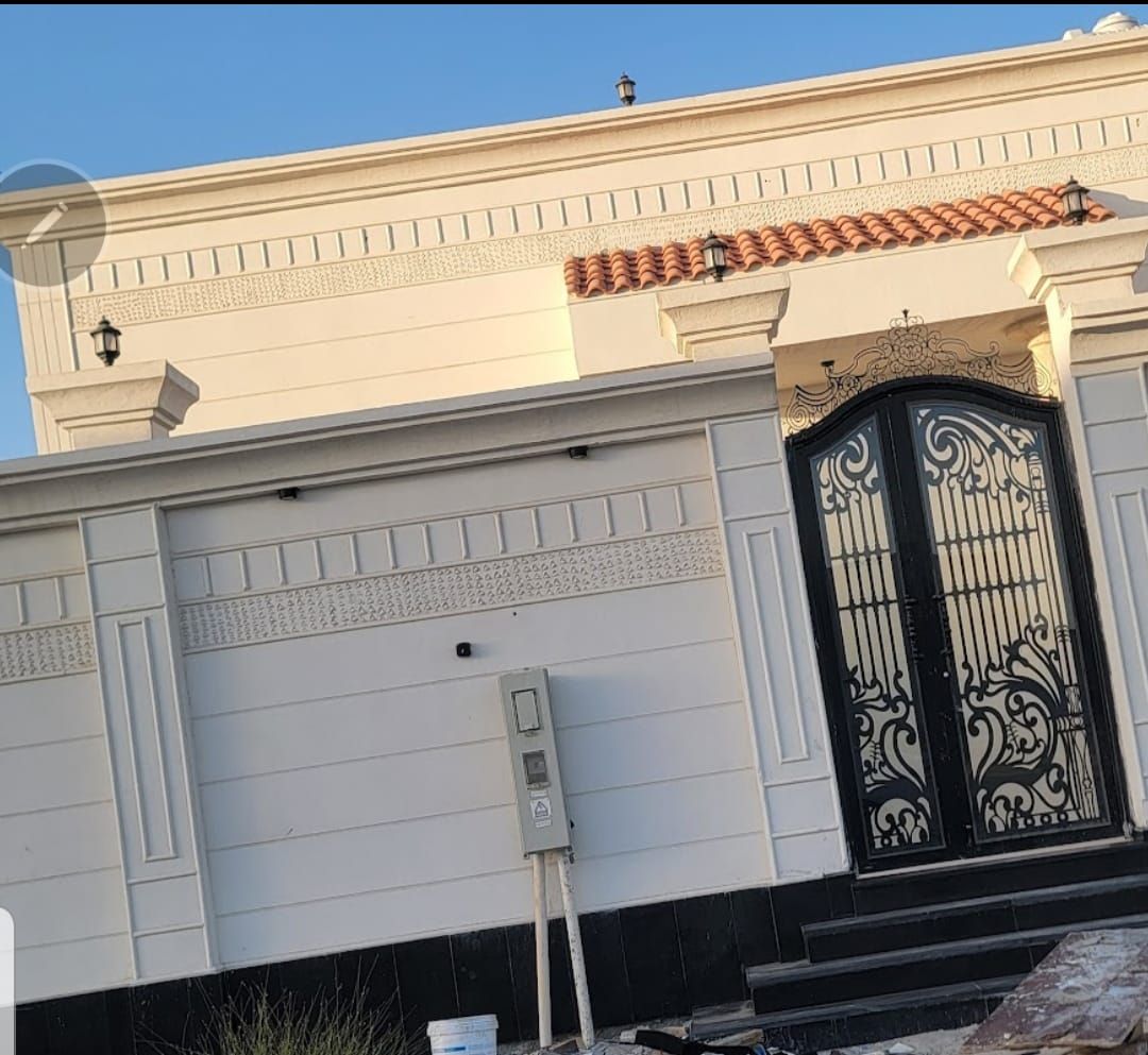 عامل يبحث عن أي عمل في أي مجال