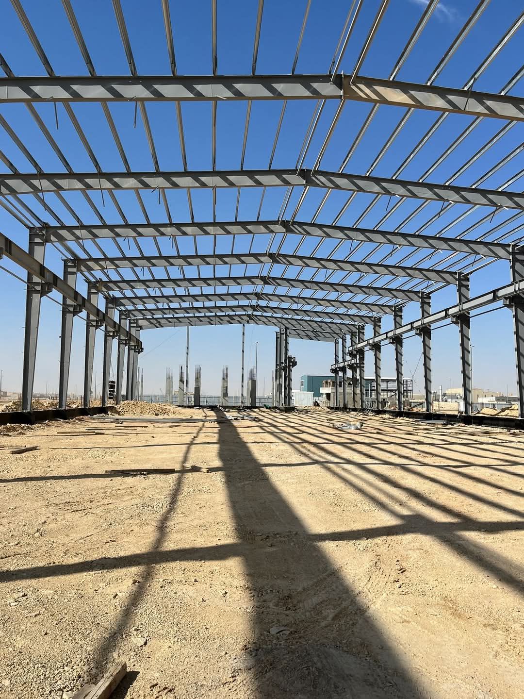 تسوير المزارع والأراضي والملاعب وتوريد وزراعة النخ