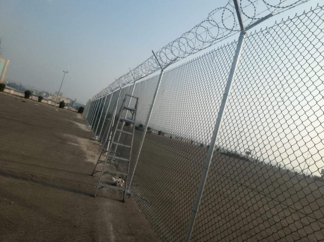 تسوير المزارع والأراضي البيضاء وتركيب شبوك الملاعب