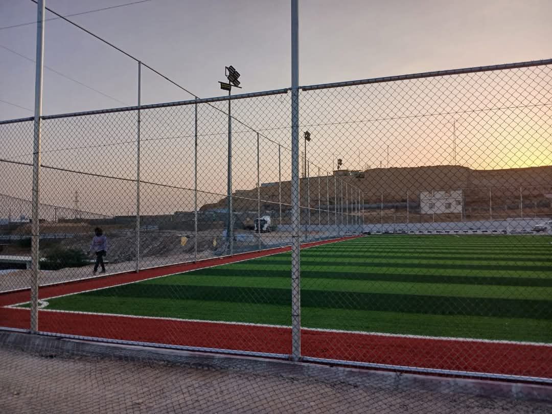 تسوير المزارع والأراضي البيضاء وتركيب شبوك الملاعب