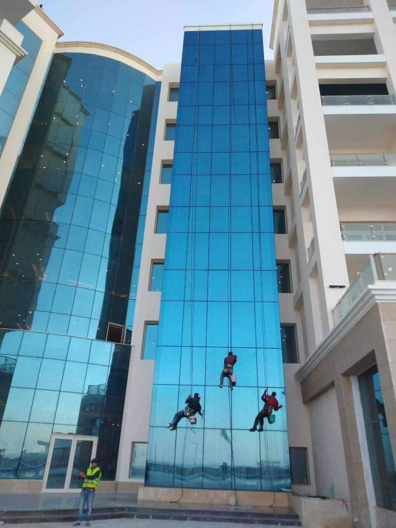 تنظيف واجهات زجاجية وكلادنج