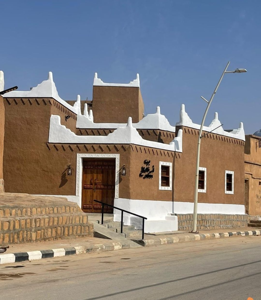 تسوير المزارع والأراضي البيضاء وتركيب شبوك الملاعب