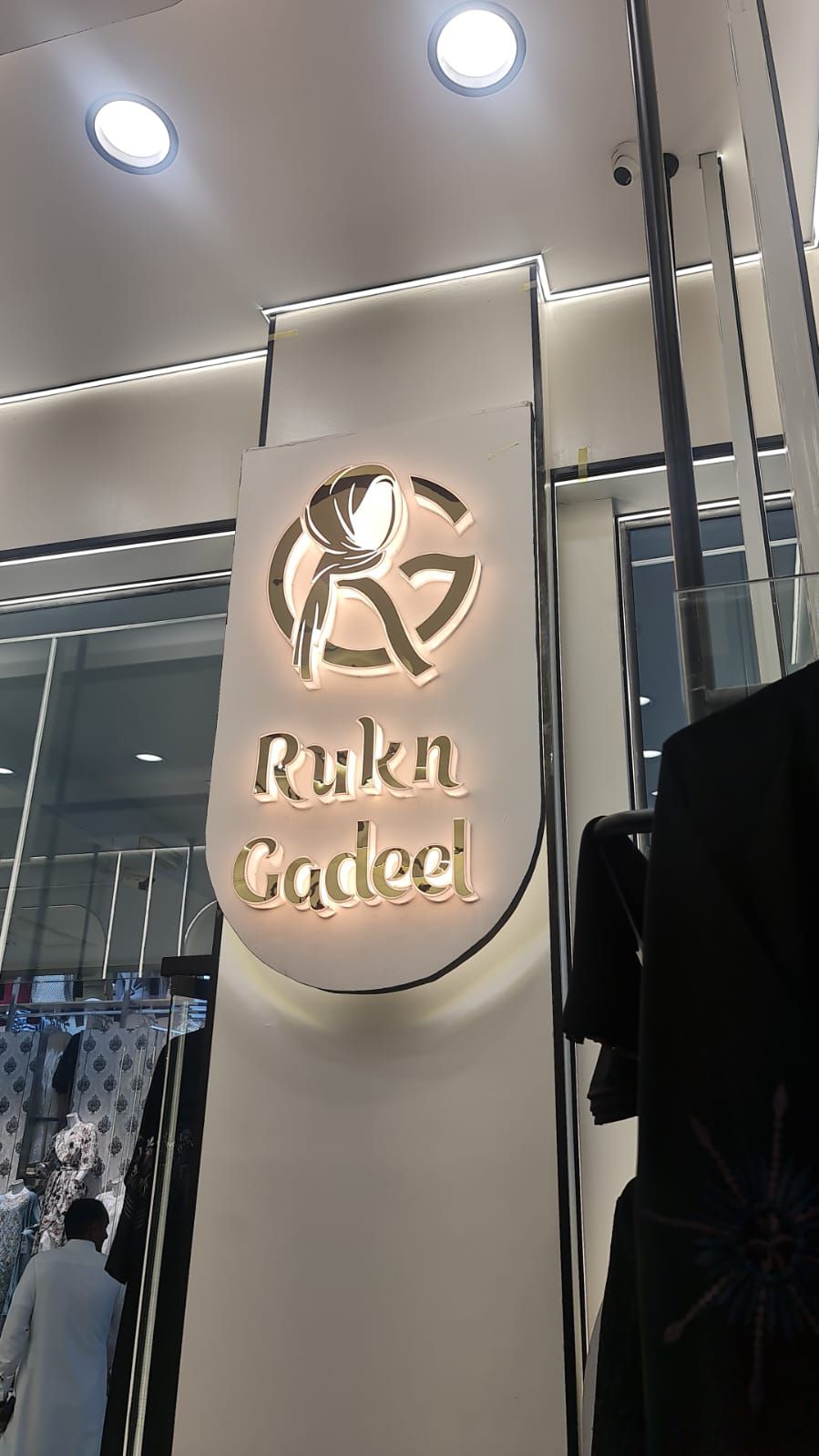 خطاط للدعاية والاعلان تركيب لوحات محلات