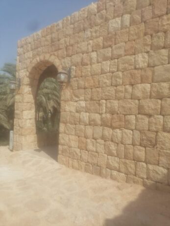 تسوير المزارع والأراضي والملاعب وتوريد وزراعة النخ