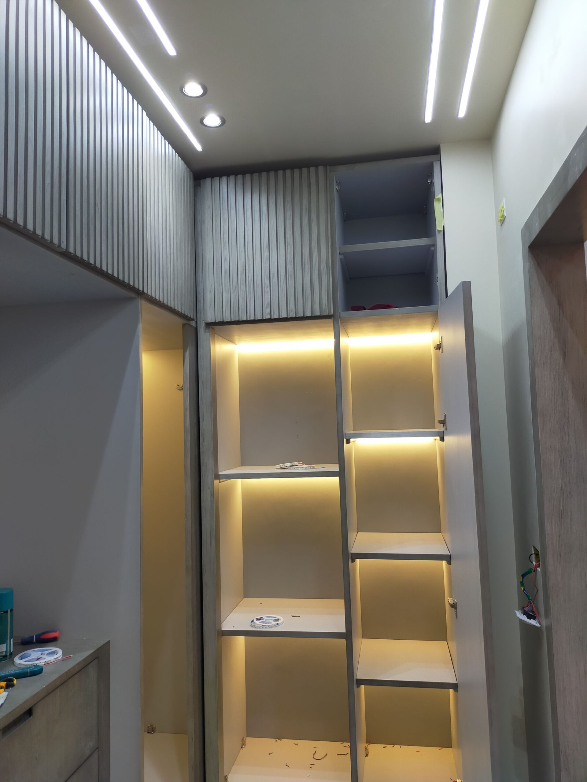 كهرباء تأسيس وتشطيب واصلاح الفلل والقصور والمنازل