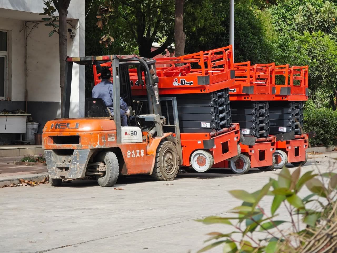 سيزرلفت للايجار مانلفت للايجار رافعة عمال للايجار