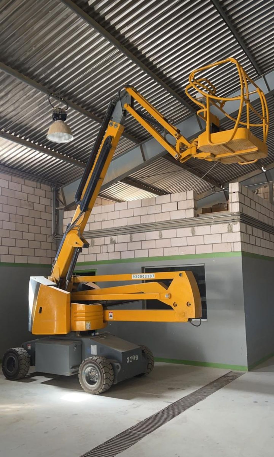 مان لفت للإيجار جميع المقاسات موديلات حديئة