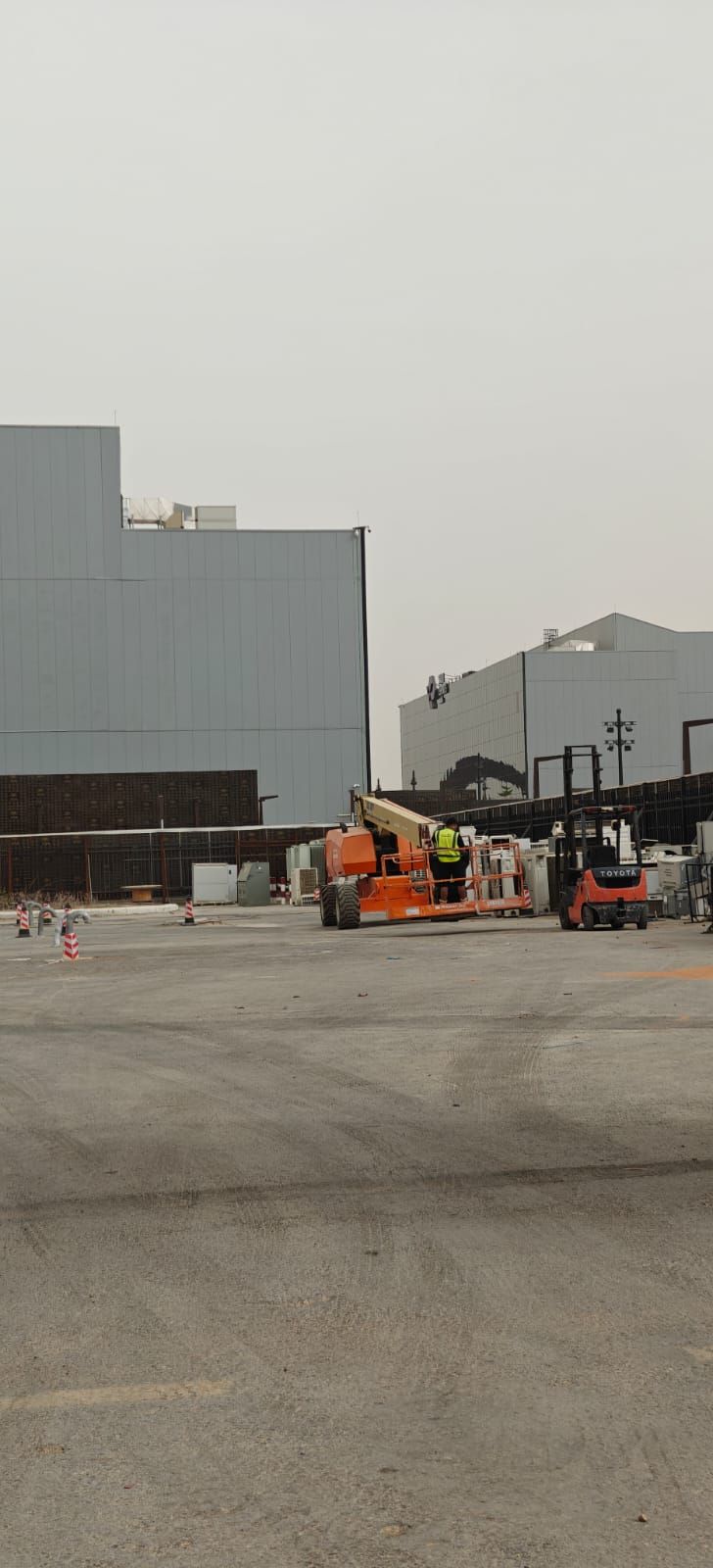 تأجير رافعات شوكيه وكرينات وجميع المعدات الثقيله