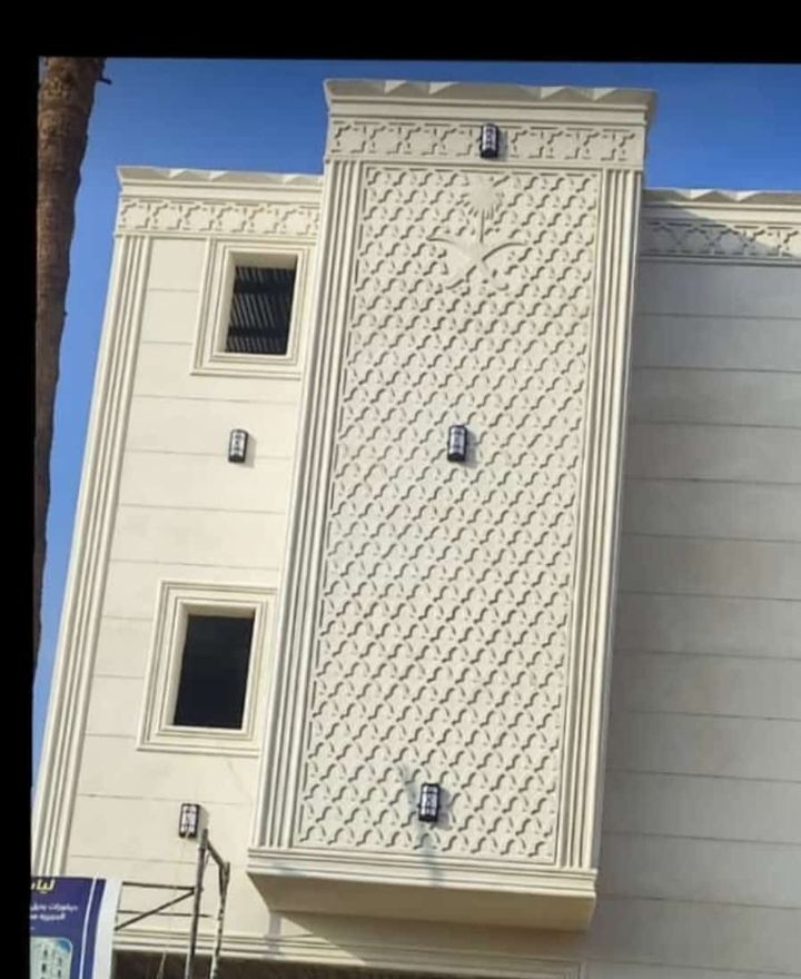 عامل يبحث عن أي عمل في أي مجال