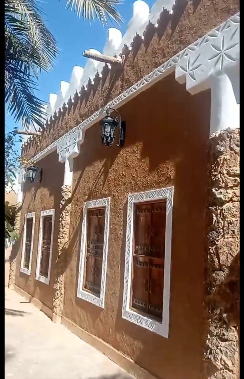 تسوير المزارع والأراضي البيضاء وتركيب شبوك الملاعب