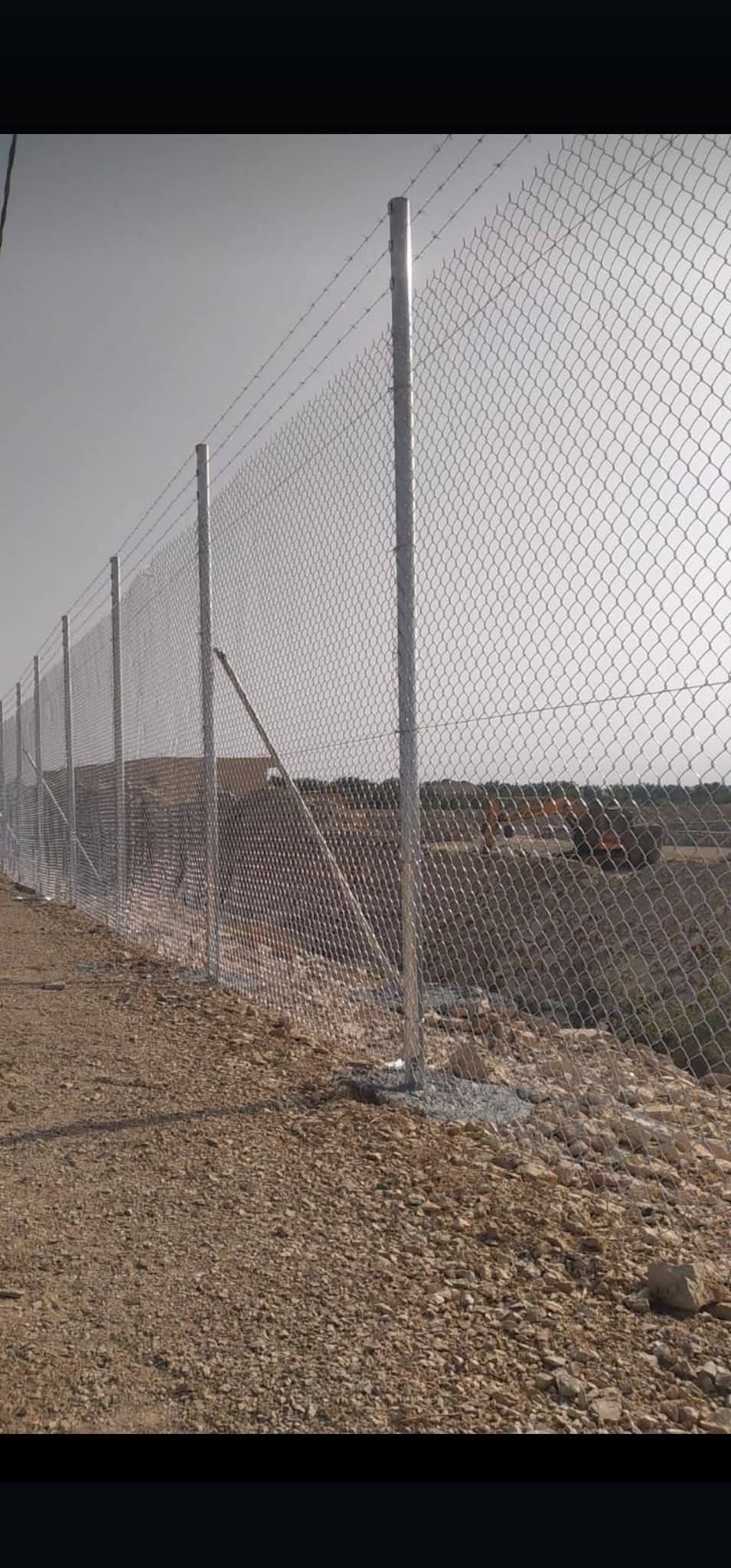 تسوير المزارع والأراضي البيضاء وتركيب شبوك الملاعب