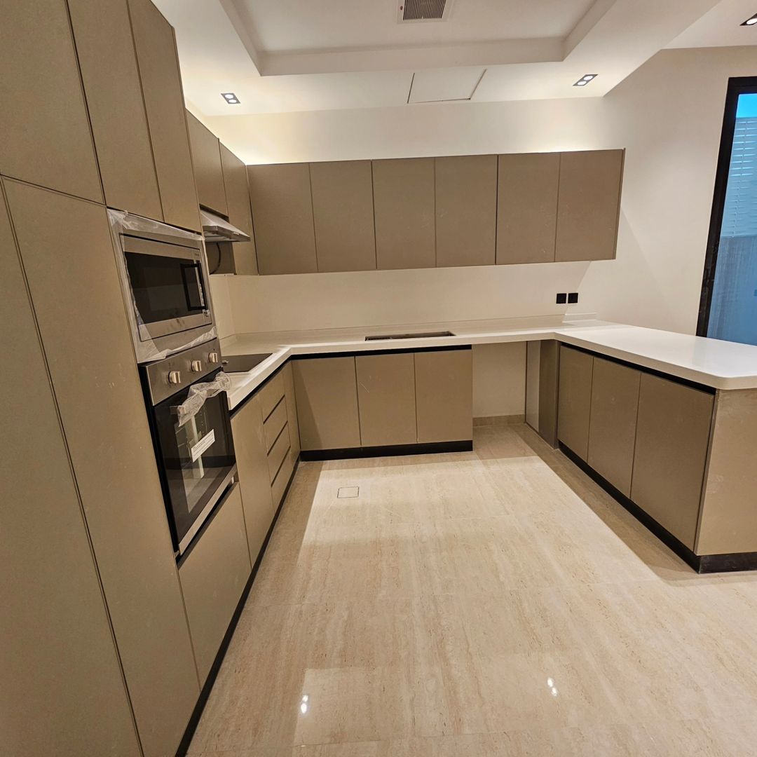 فني مطابخ المنيوم وخشب وصيانه شامله للمطابخ والشبا