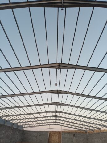 تسوير المزارع والأراضي البيضاء وتركيب شبوك الملاعب