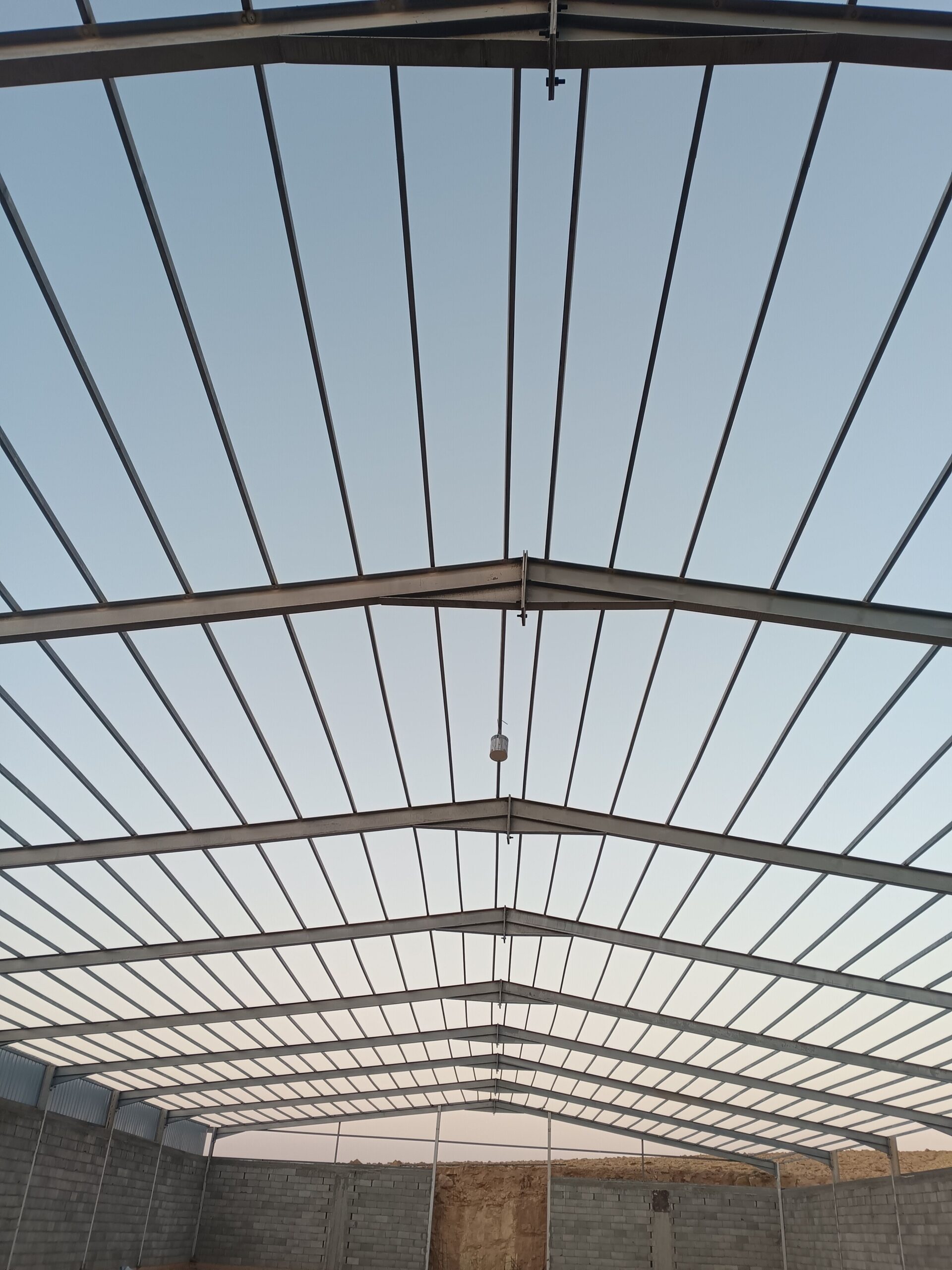 تسوير المزارع والأراضي البيضاء وتركيب شبوك الملاعب