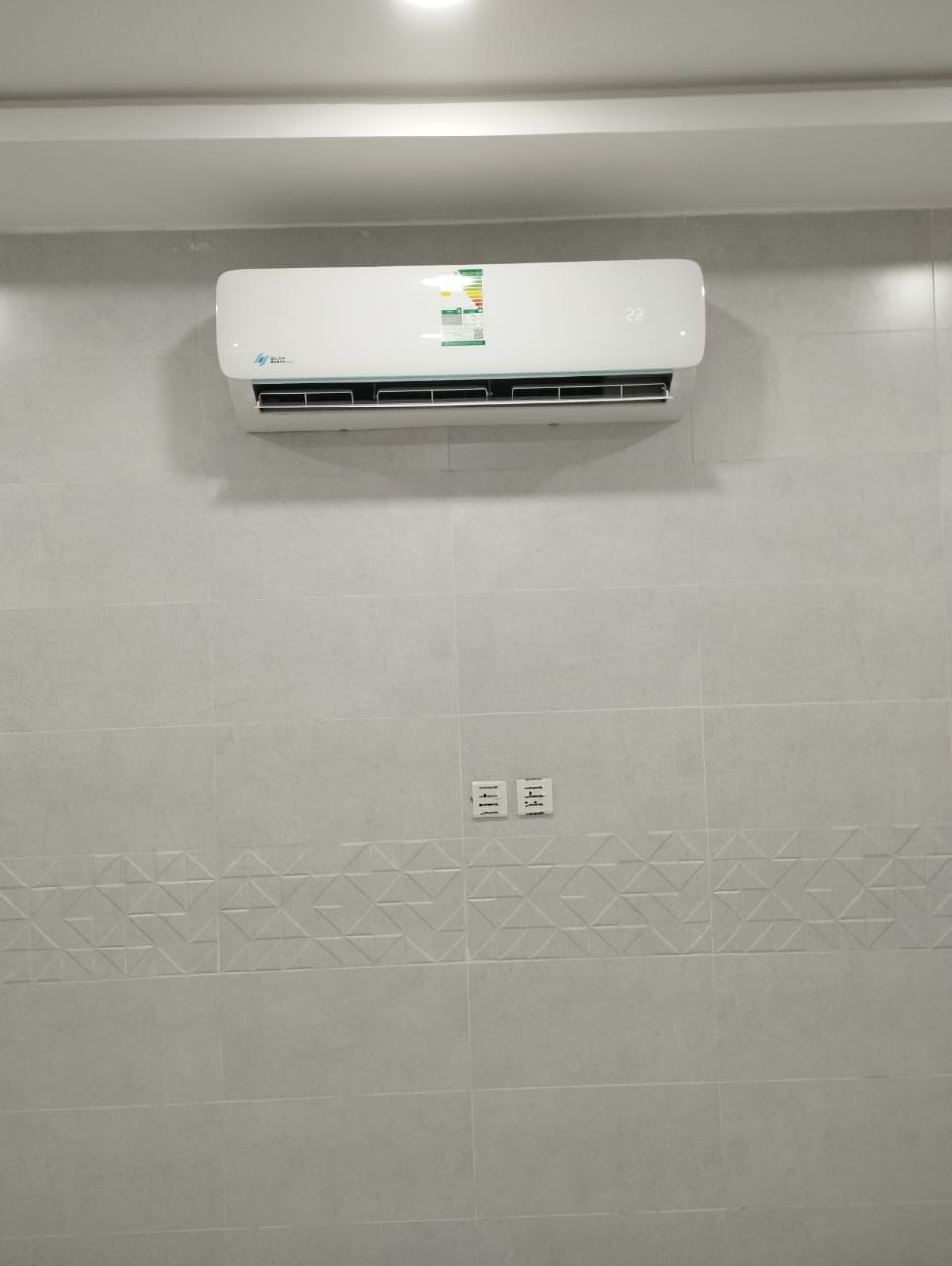 فني تكييف وتبريد