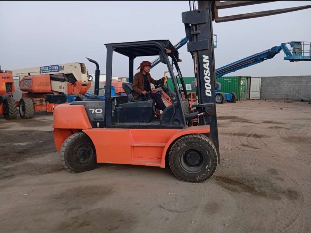 رافعات شوكيه للإيجار جميع الاحجام والمقاسات موديلا