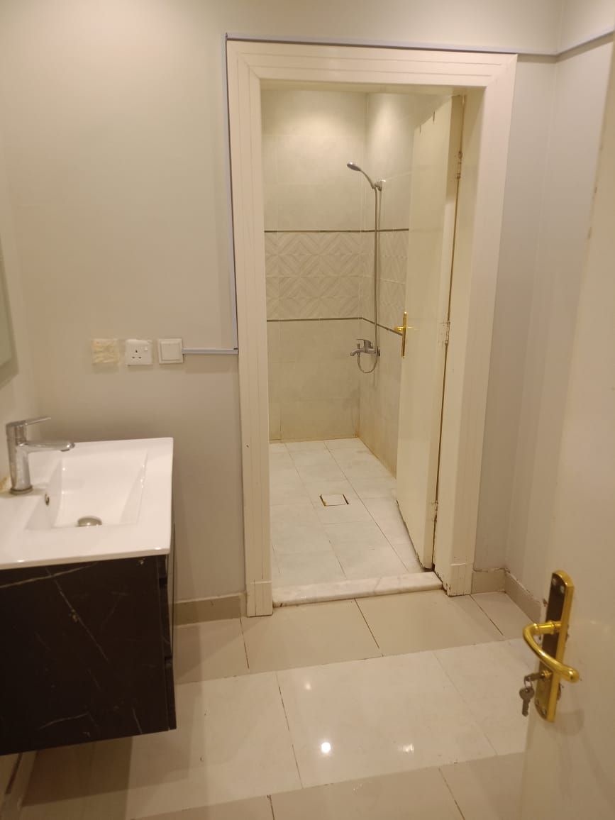 يوجد لدينا شقك للايجار سنوي شهري حي القادسيه اشبيل