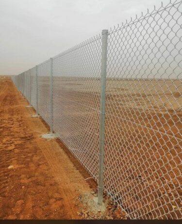 تسوير المزارع والأراضي البيضاء وتركيب شبوك الملاعب