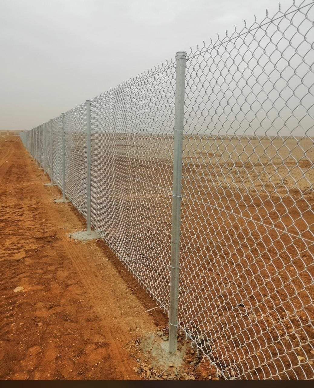 تسوير المزارع والأراضي البيضاء وتركيب شبوك الملاعب