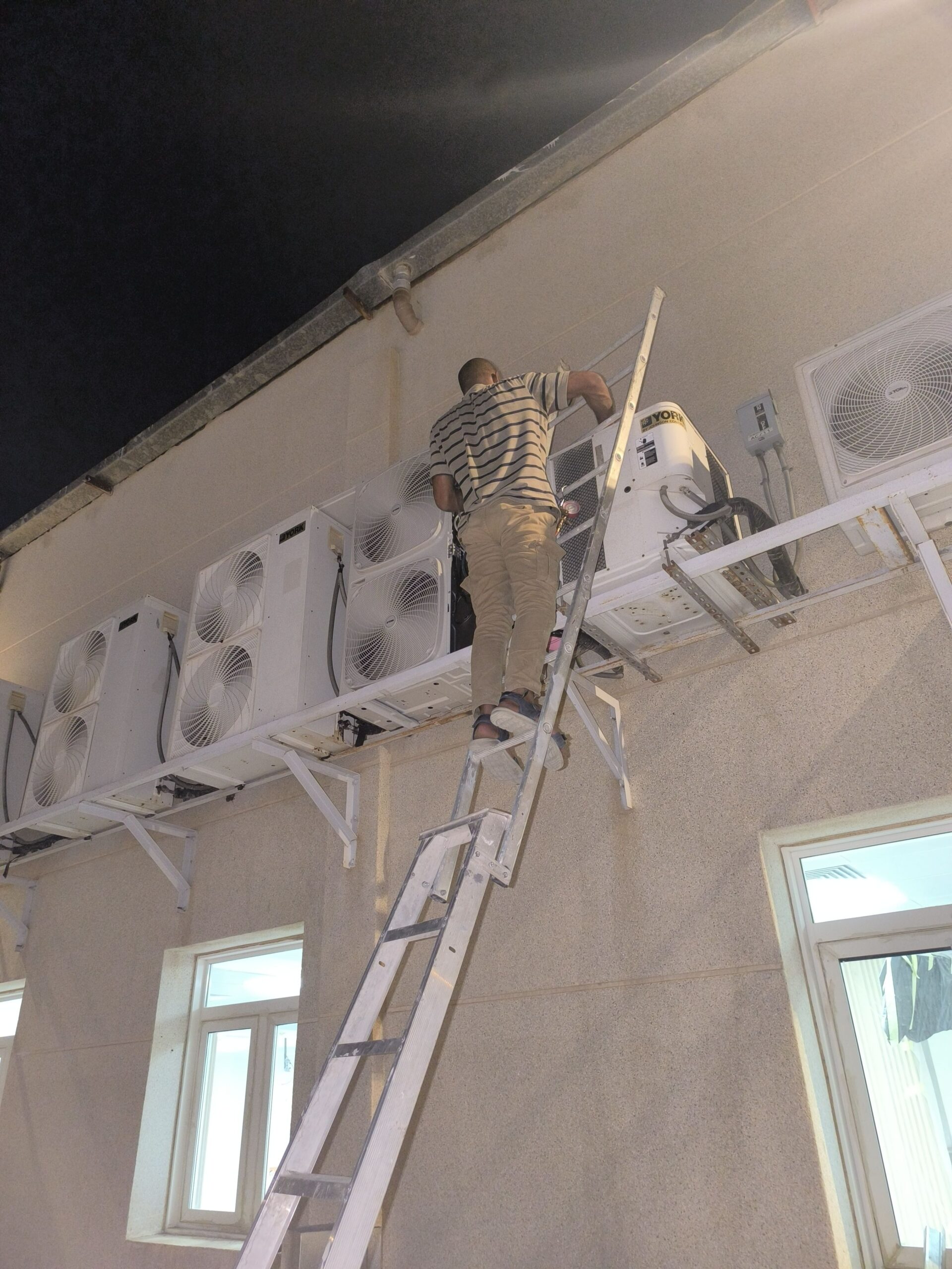 فني تكييف وتبريد