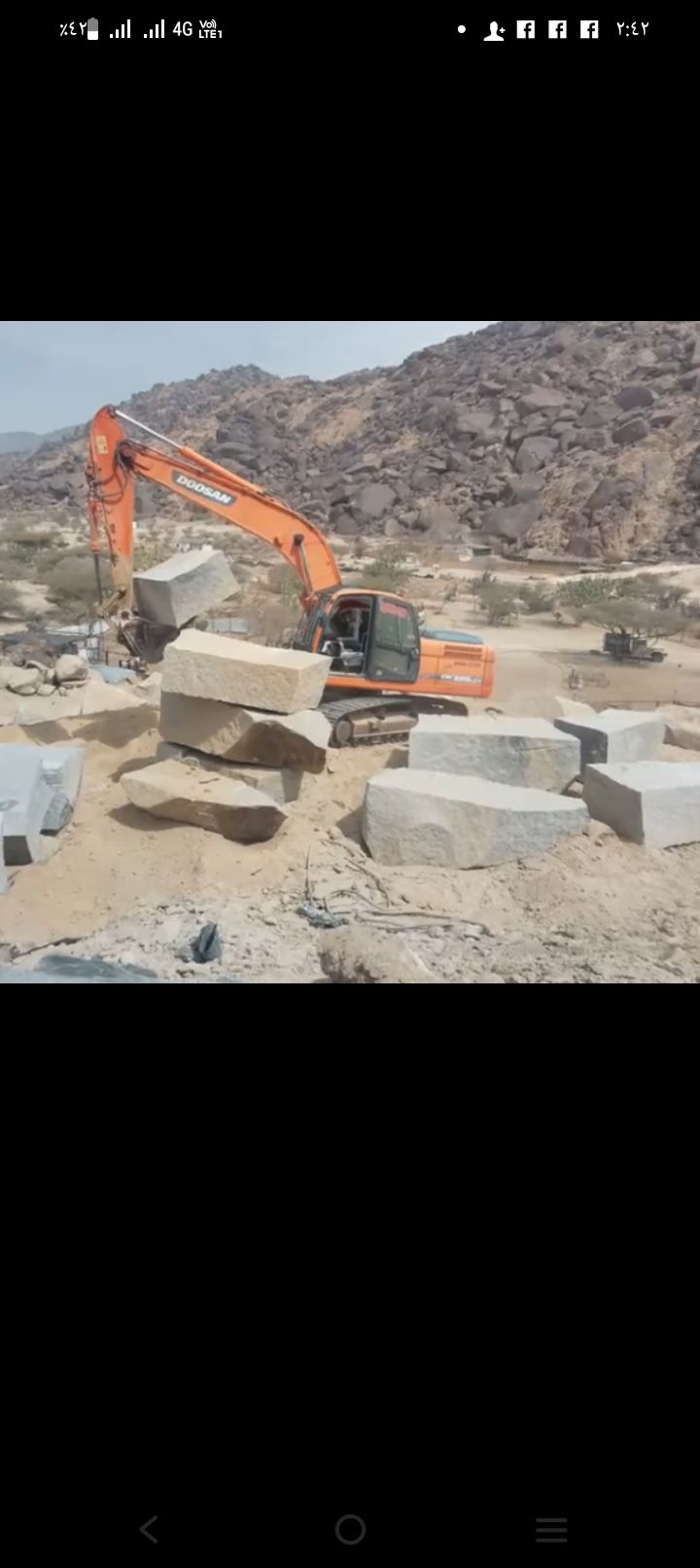 بكلين لبناء الجدران وقص الأراضي والصخور