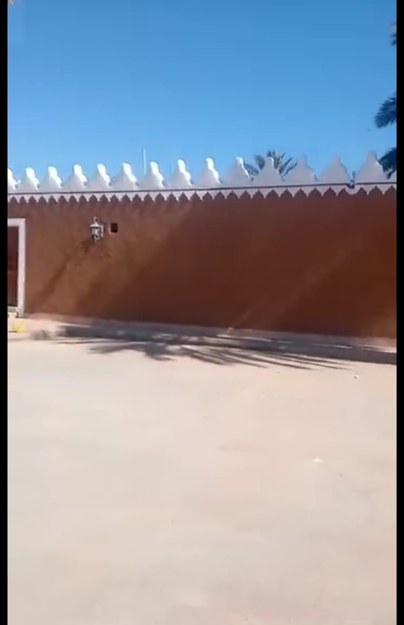 تسوير المزارع والأراضي والملاعب وتوريد وزراعة النخ