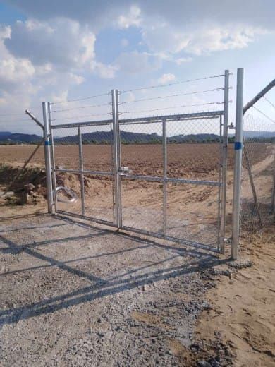 تسوير المزارع والأراضي والملاعب وتوريد وزراعة النخ