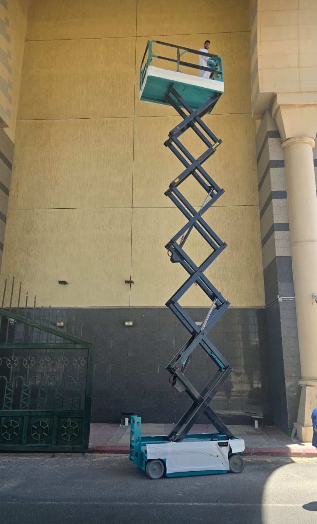 سيزر لفت للإيجار يومي اسبوعي شهري جميع المقاسات