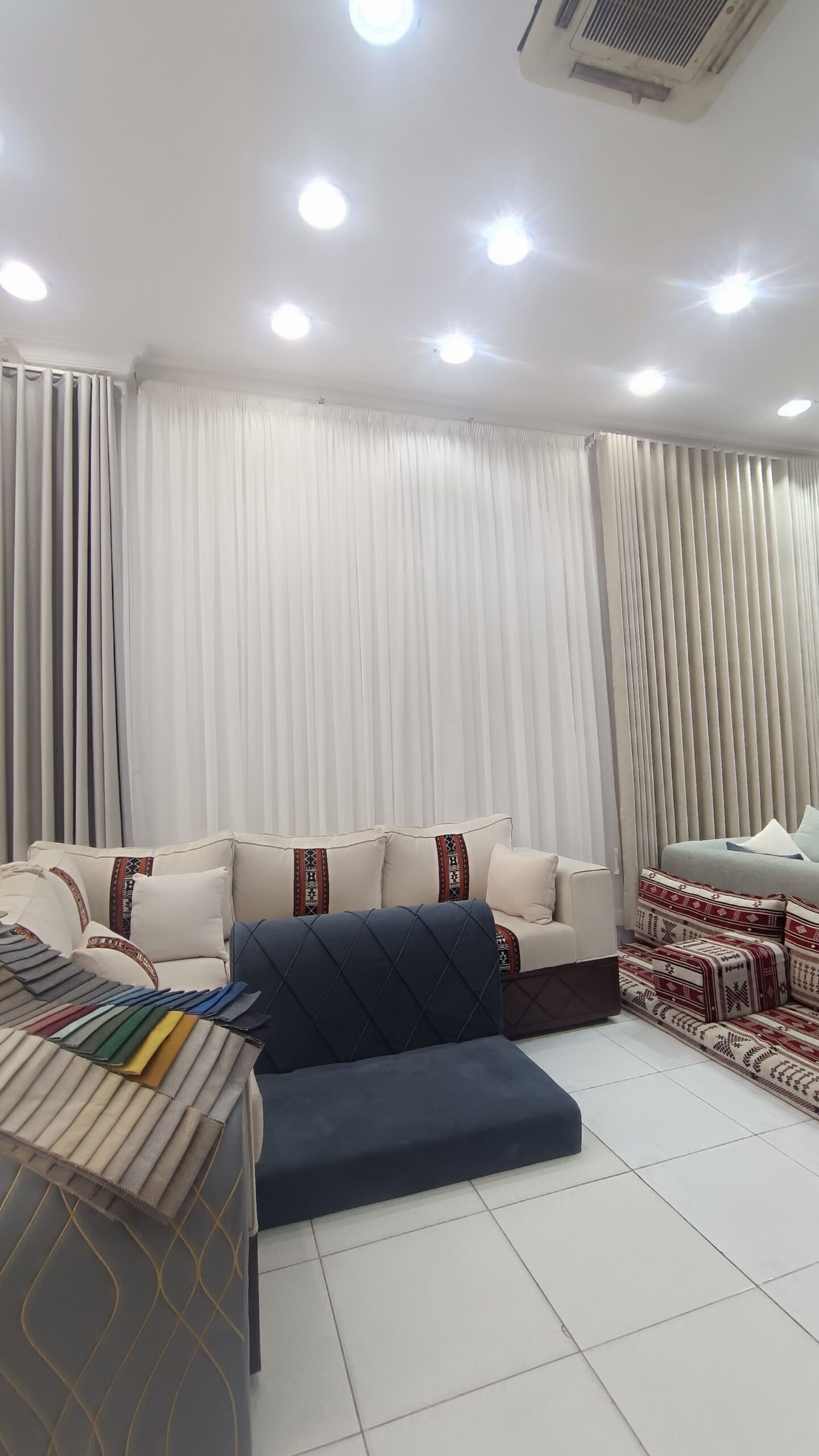 تفصيل ستائر ومجالس عربية وتنجيد اتواصل علا الرقم 0