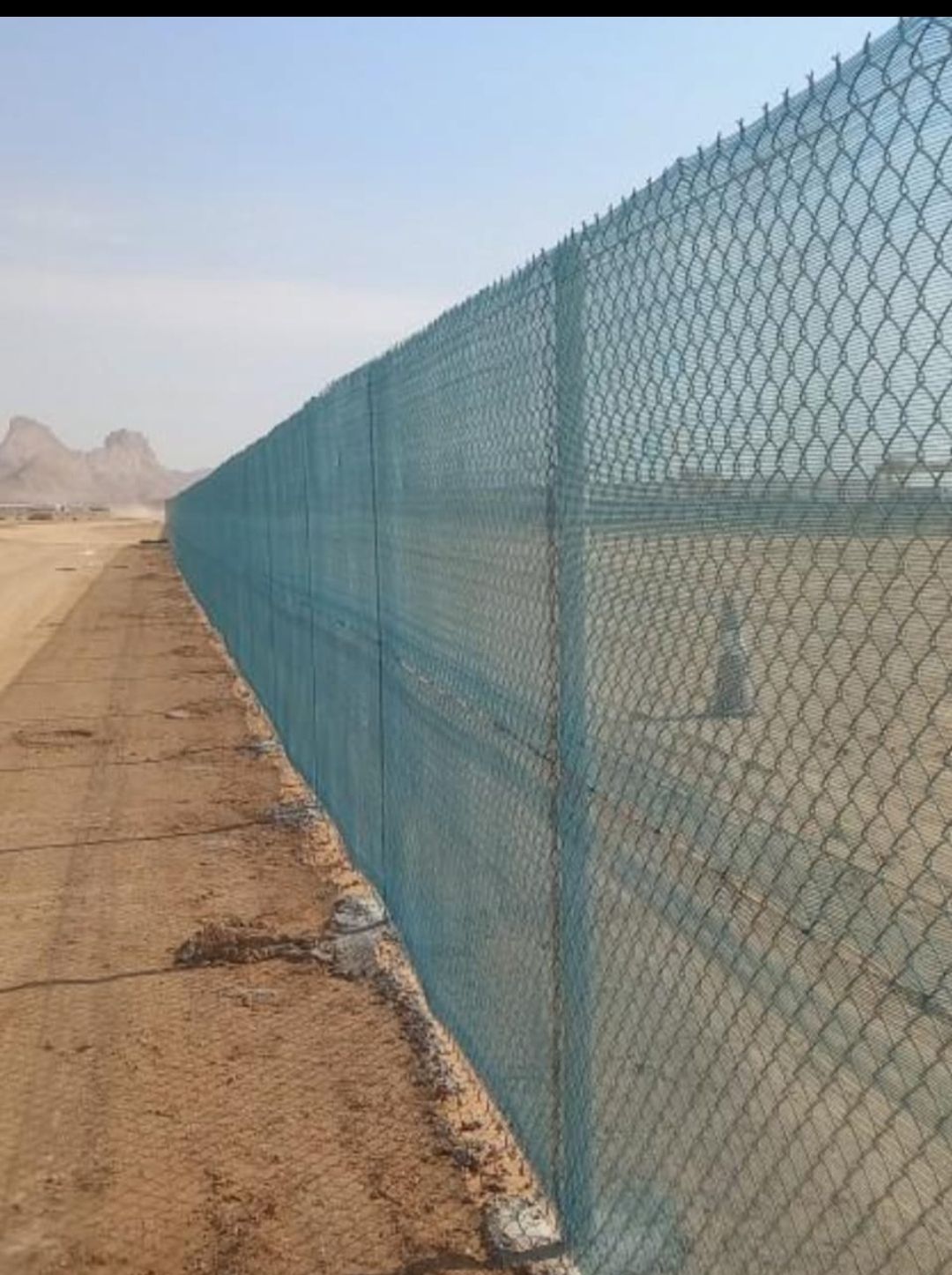 تسوير المزارع والأراضي البيضاء وتركيب شبوك الملاعب