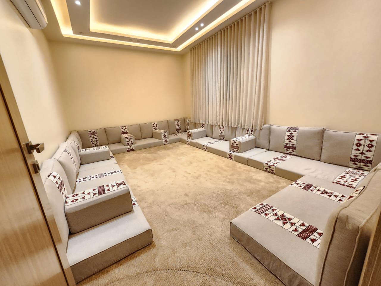 تفصيل وتنجيد جميع أنواع الكنب وستائر الويفي