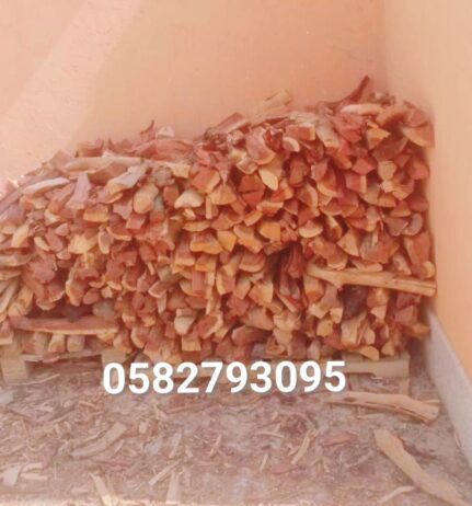 عامل تقطيع حطب و قص نخلة