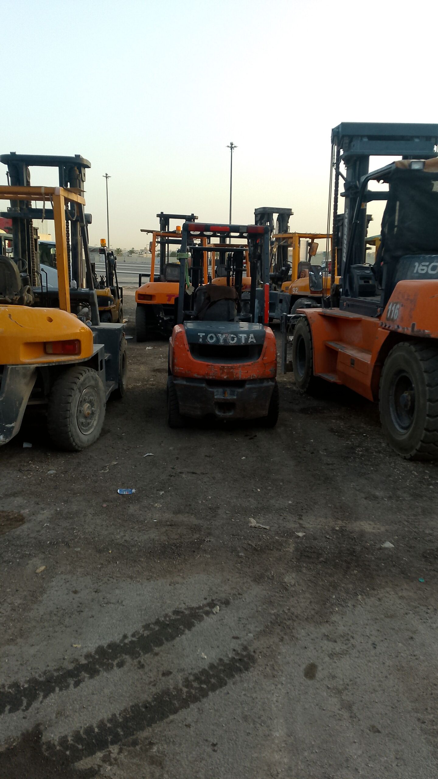 تأجير رافعات شوكيه وكرينات وجميع المعدات الثقيله