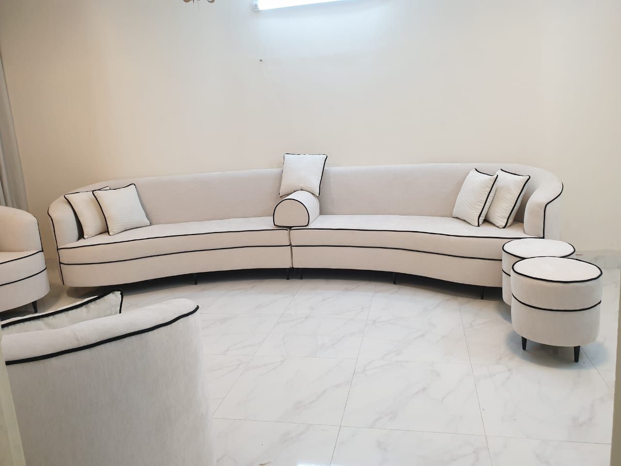 أعمل في مجال تفصيل وتصميم وبيع الكنبات والكراسي وا