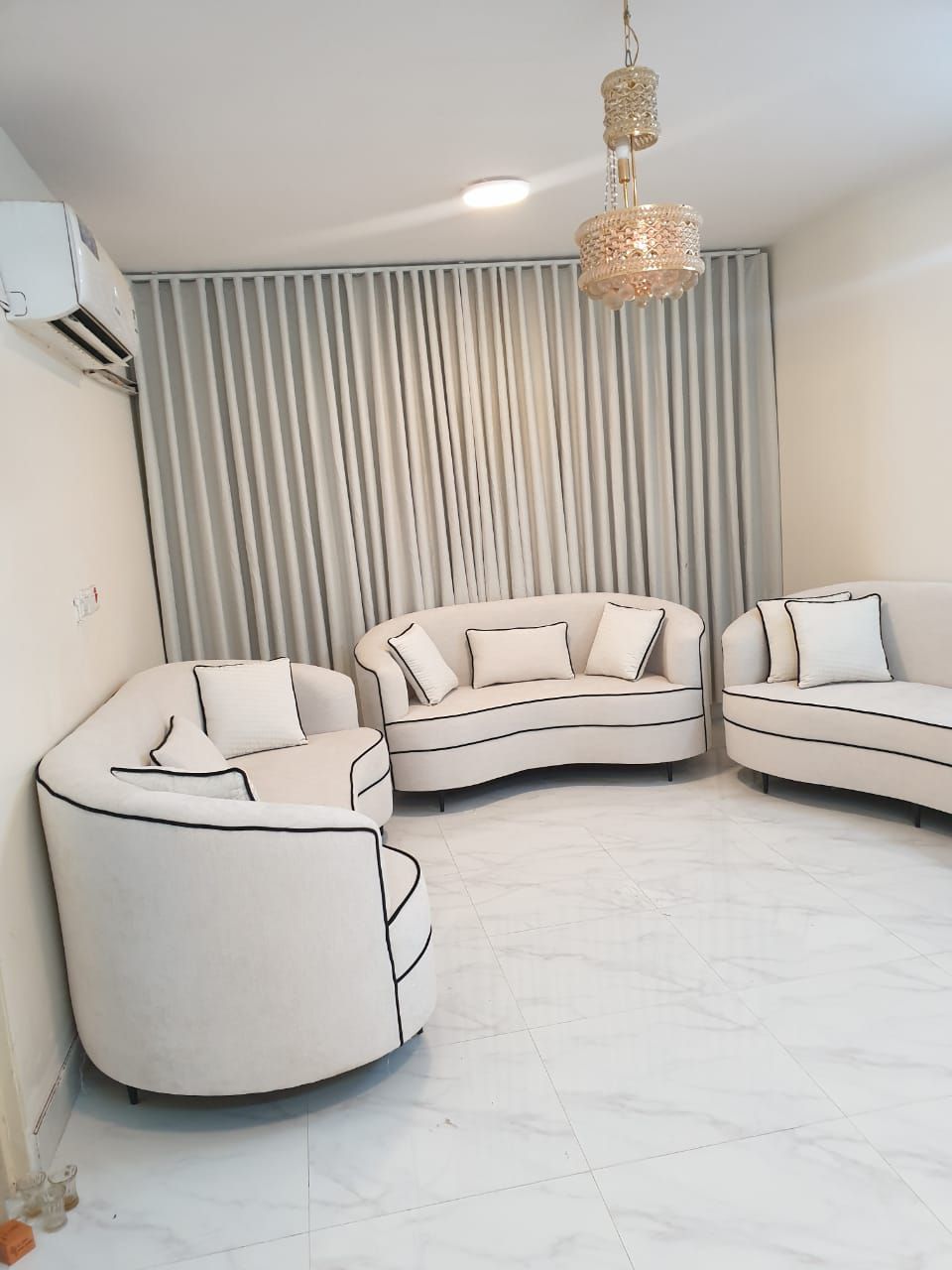 أعمل في مجال تفصيل وتصميم وبيع الكنبات والكراسي وا