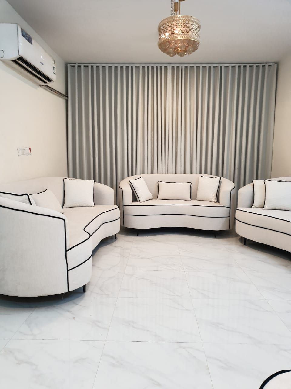 أعمل في مجال تفصيل وتصميم وبيع الكنبات والكراسي وا