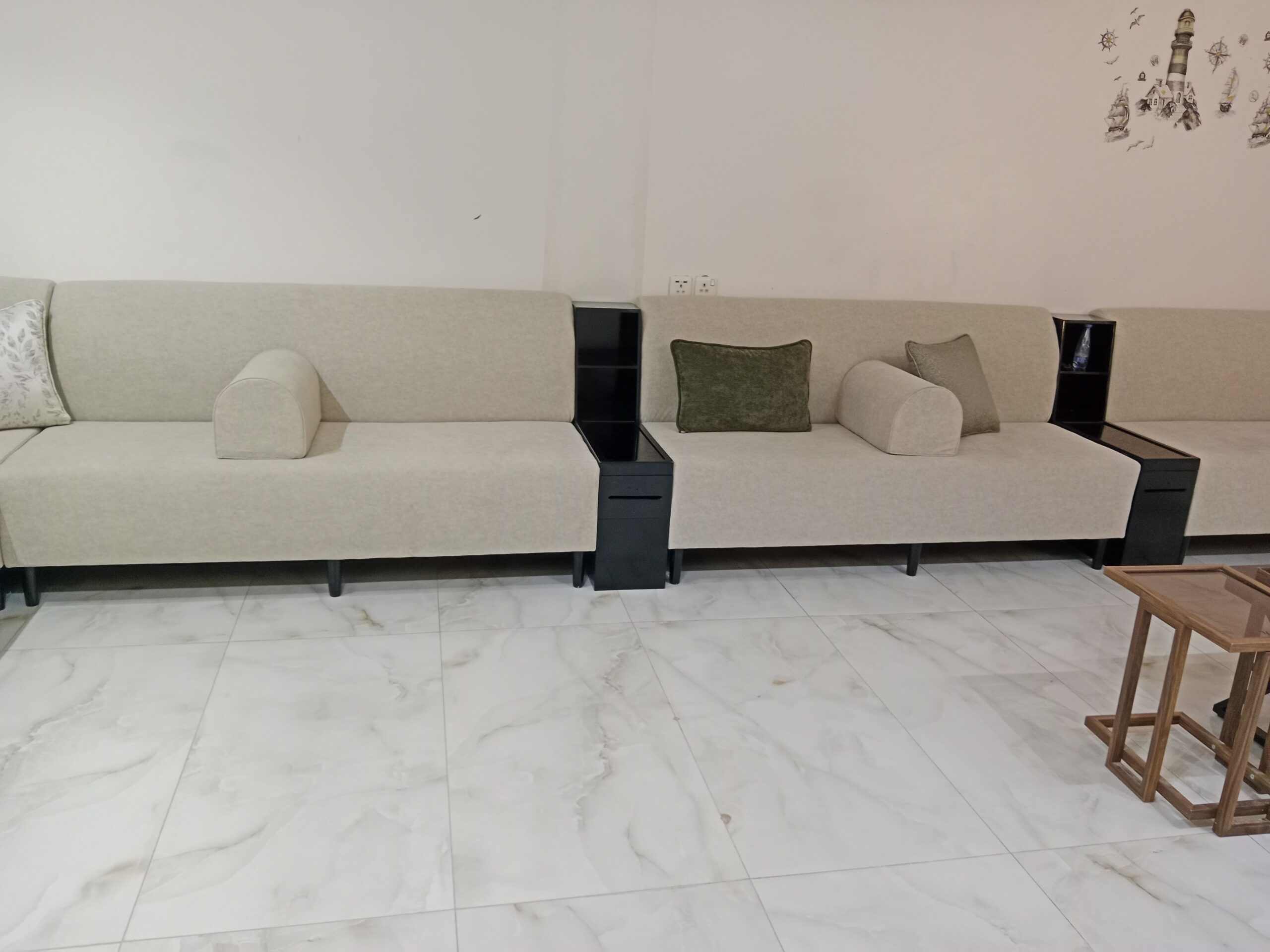 أعمل في مجال تفصيل وتصميم وبيع الكنبات والكراسي وا