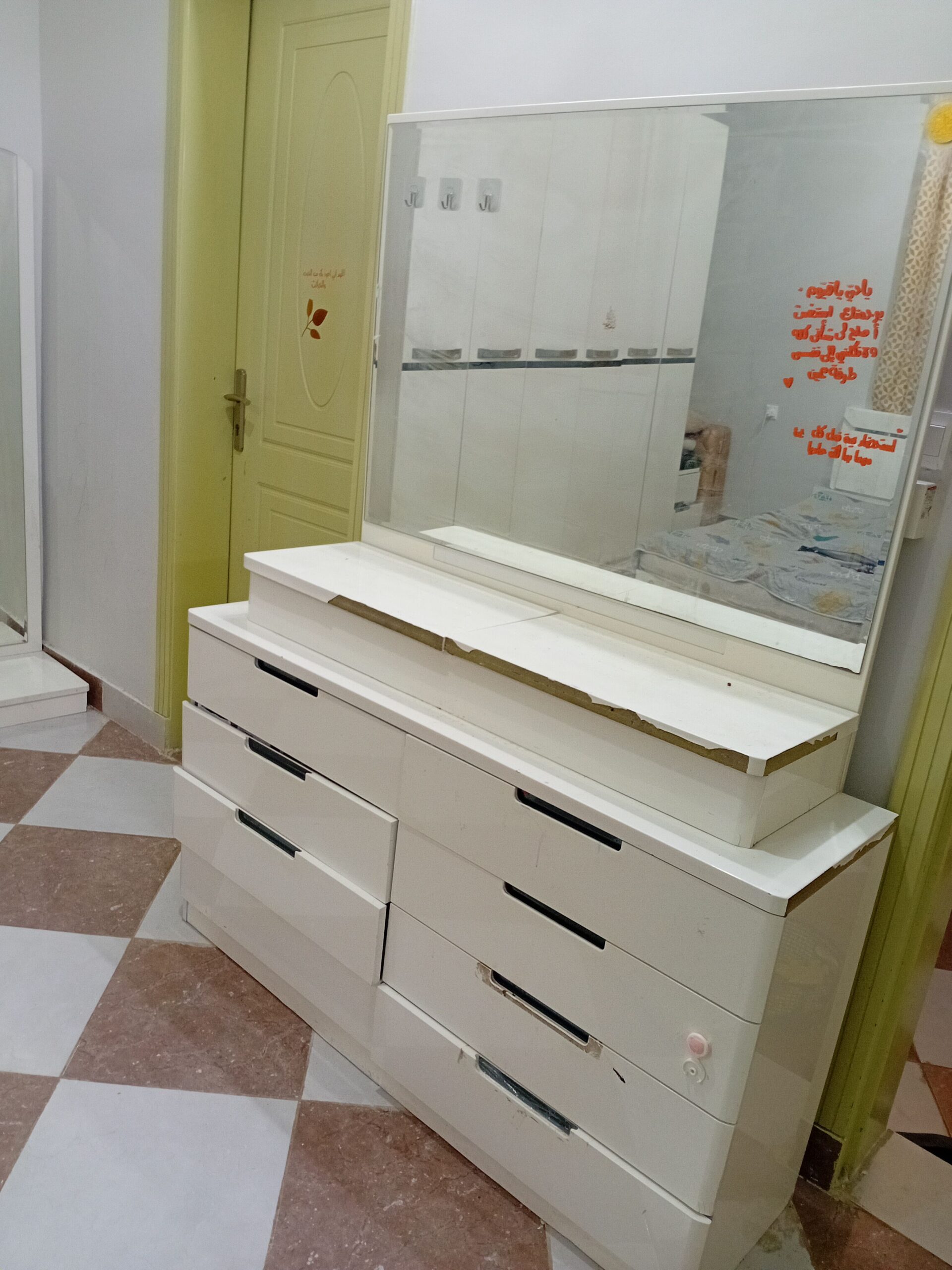 غرفة نوم مكونة من ٦ قطع و جزامة