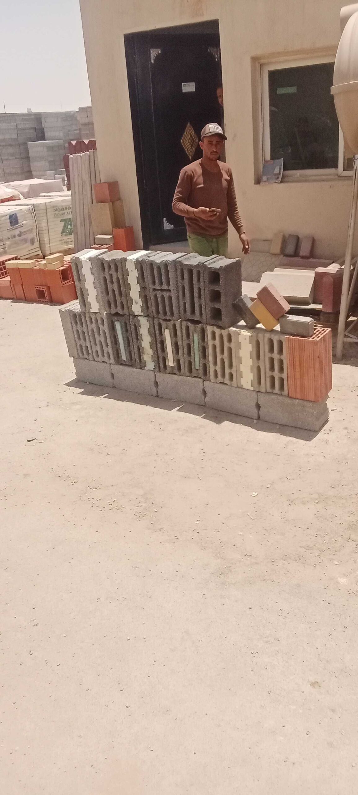 متجر مواد البناء بجميع انواعها.