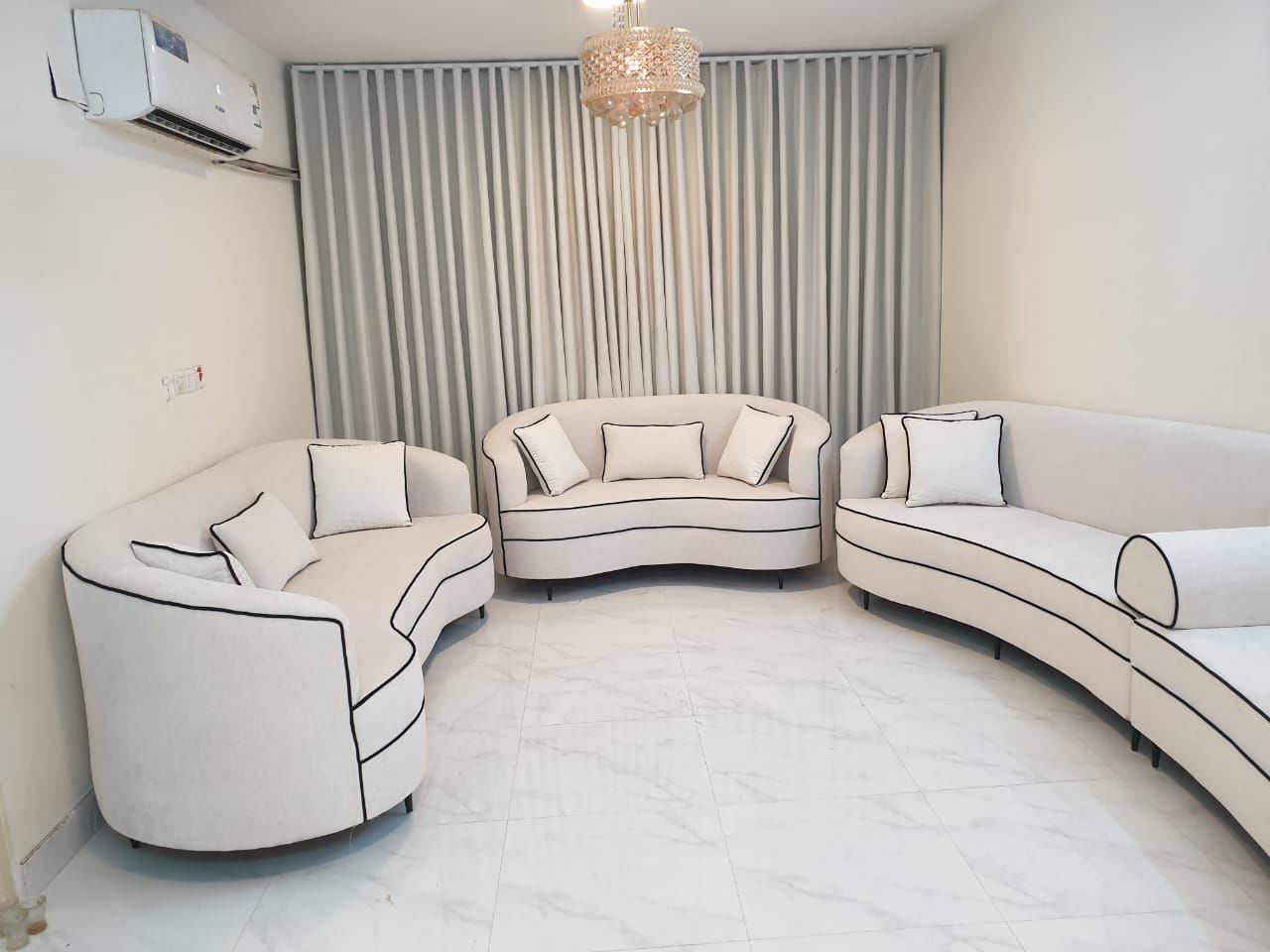 أعمل في مجال تفصيل وتصميم وبيع الكنبات والكراسي وا