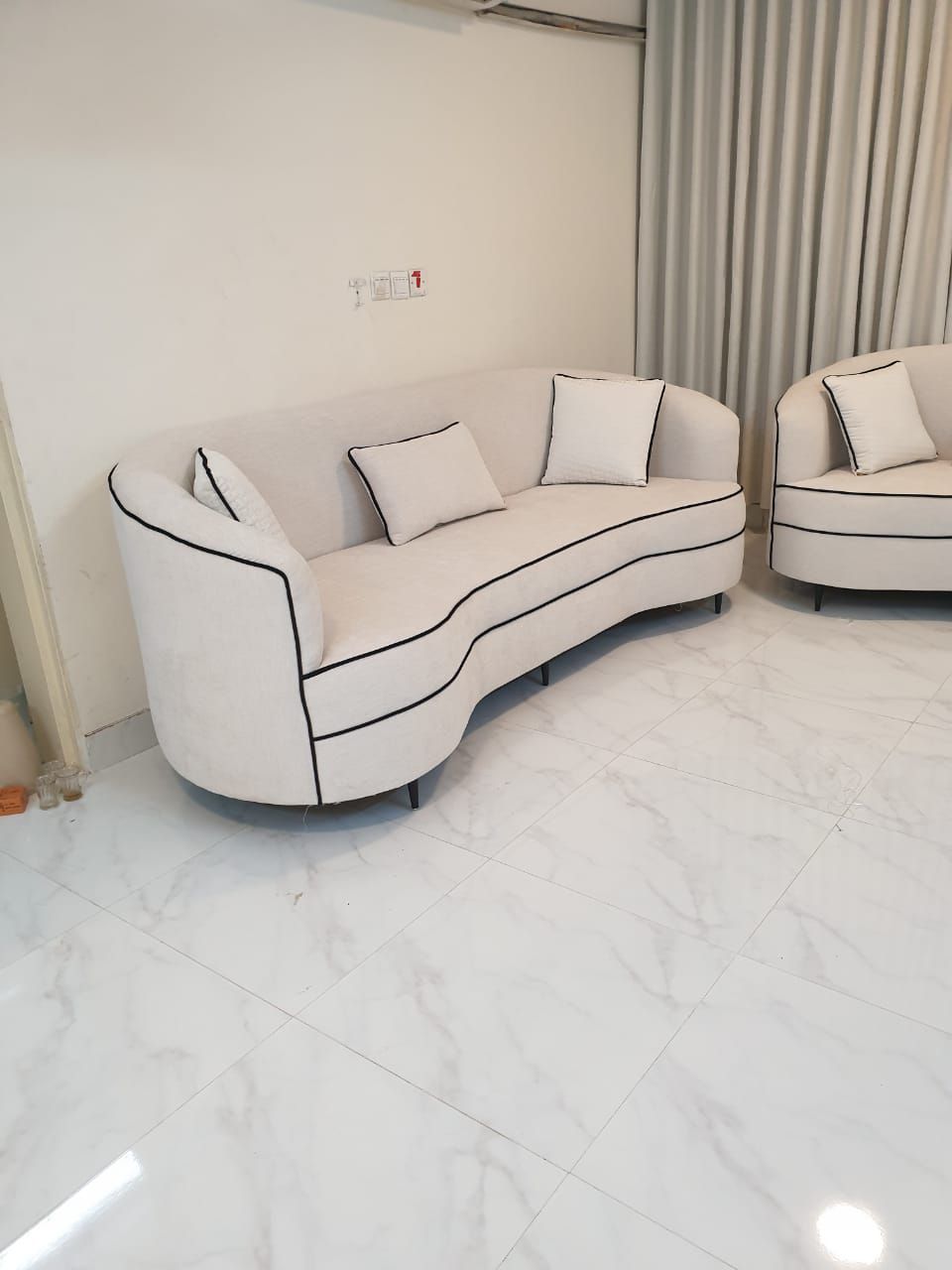 أعمل في مجال تفصيل وتصميم وبيع الكنبات والكراسي وا