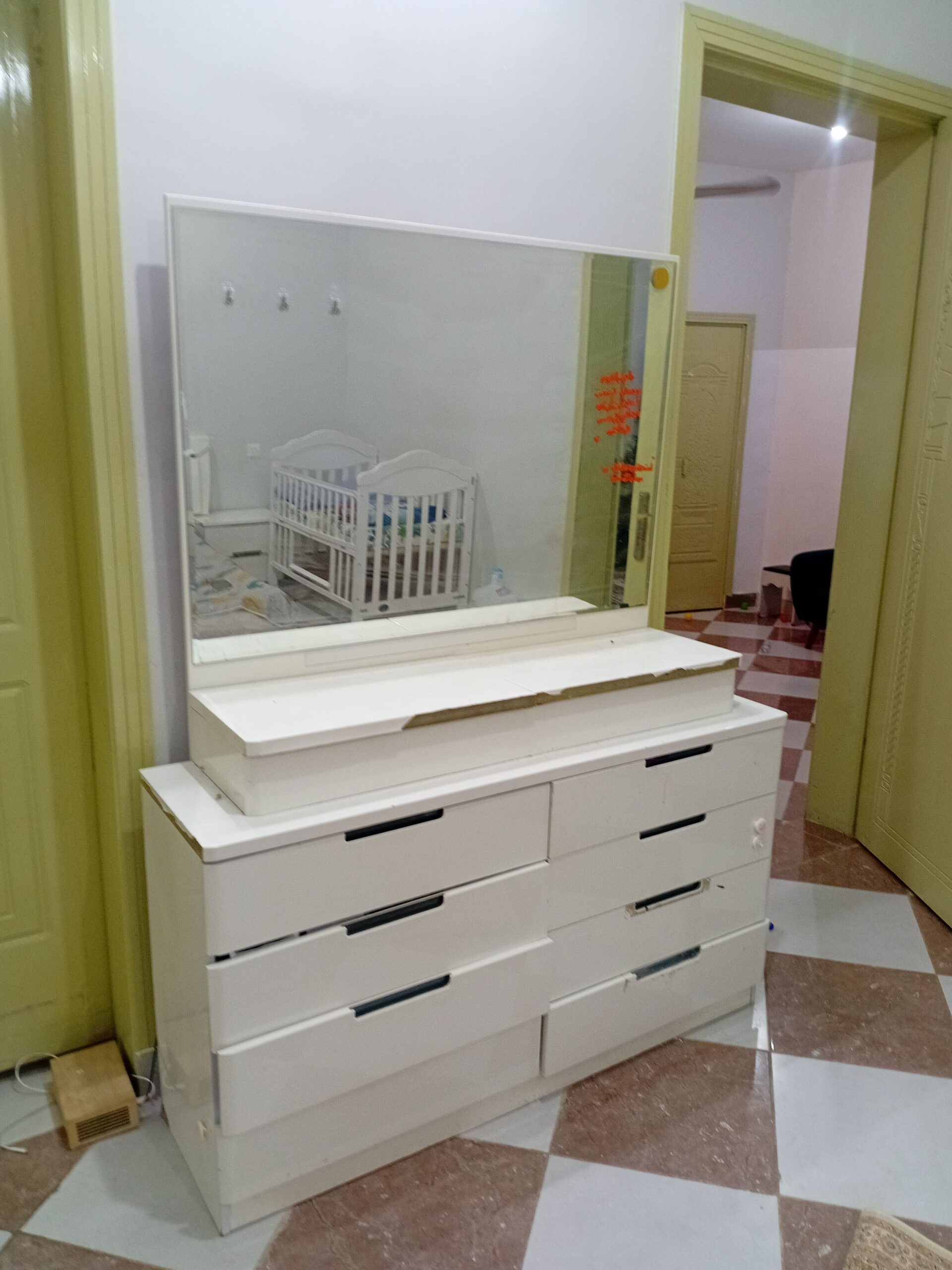 غرفة نوم مكونة من ٦ قطع و جزامة