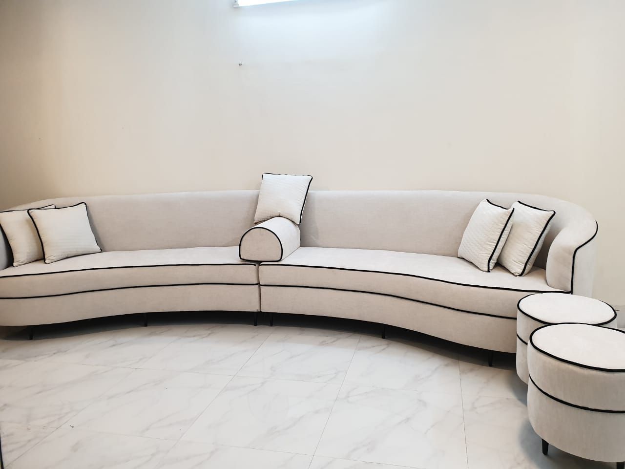 أعمل في مجال تفصيل وتصميم وبيع الكنبات والكراسي وا