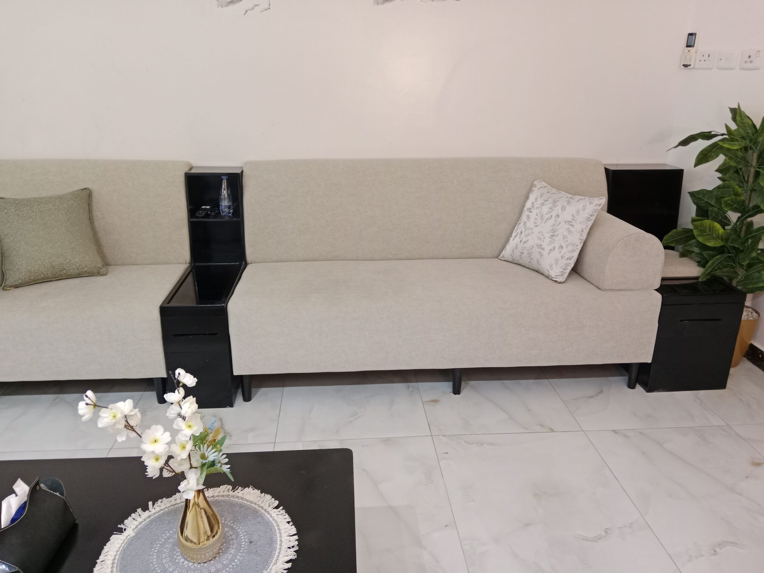 أعمل في مجال تفصيل وتصميم وبيع الكنبات والكراسي وا